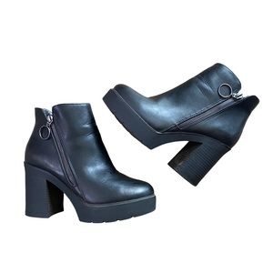 Soda Vintage Inspired Booties 90s Size 7 Black Zippered Side Lug Sole